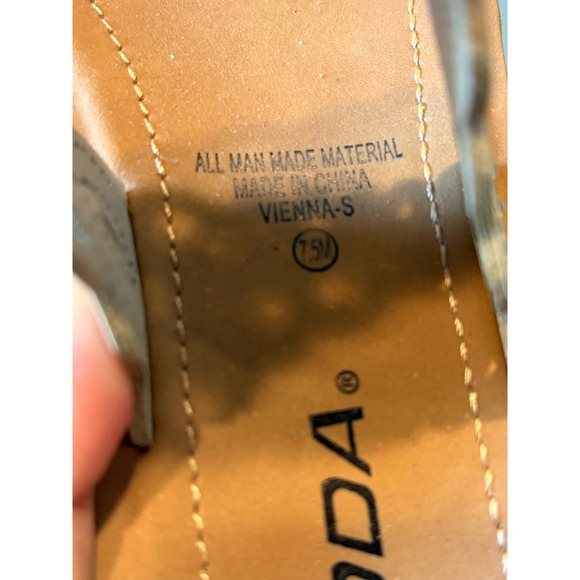 Soda Vienna-S Women's Sandals Slides Faux Leather Cutout Details Size 7.5 - Picture 4 of 4